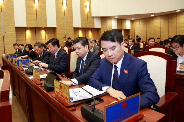 Thông qua 2 nghị quyết về cho phép các quận hỗ trợ ngân sách cho các huyện xây dựng nông thôn mới, cập nhật kế hoạch ĐTPT và về tổng biên chế hành chính, sự nghiệp năm 2021